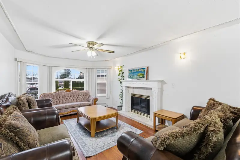 7076 122A STREET - photo 3 of 40