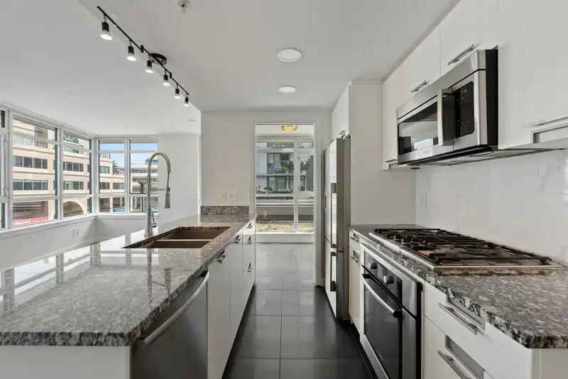 569 2080 WEST BROADWAY STREET - photo 2 of 25