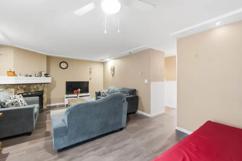 13323 71B AVENUE - photo 4 of 29