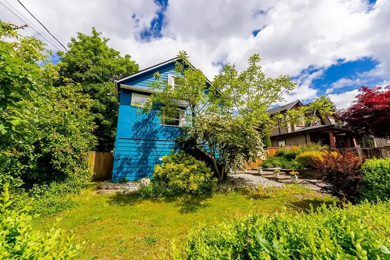 264 W QUEENS ROAD - photo 2 of 40