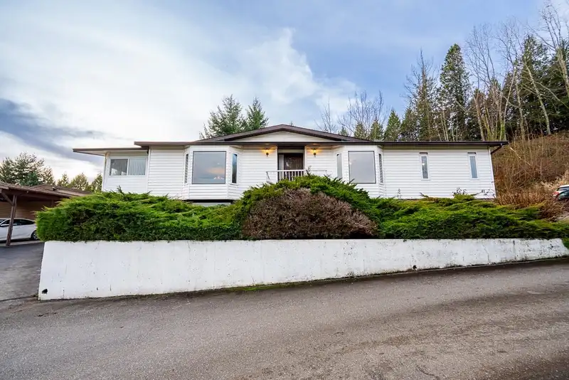 41 27111 0 AVENUE - photo 1 of 35