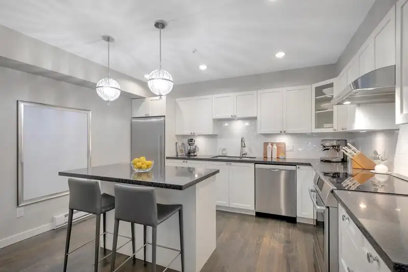 796 W 15TH AVENUE - photo 4 of 27