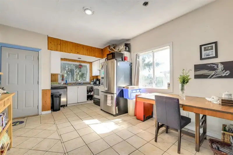 112 TENTH AVENUE - photo 4 of 6