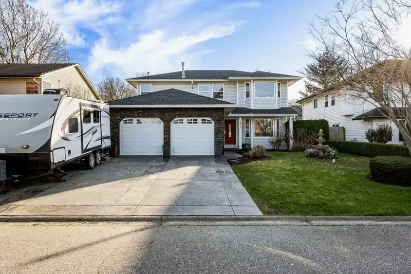 5921 GLENDALE DRIVE - photo 1 of 38