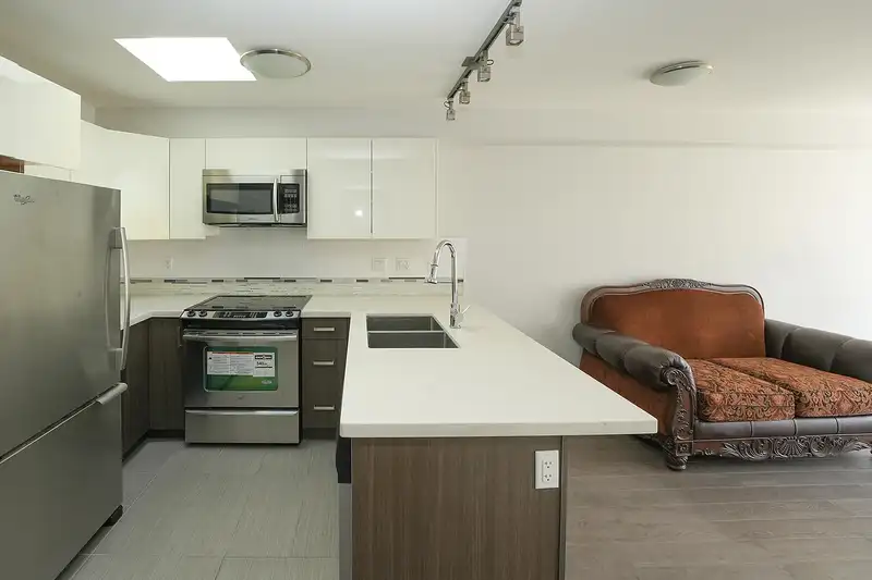 403 2408 E BROADWAY - photo 3 of 16