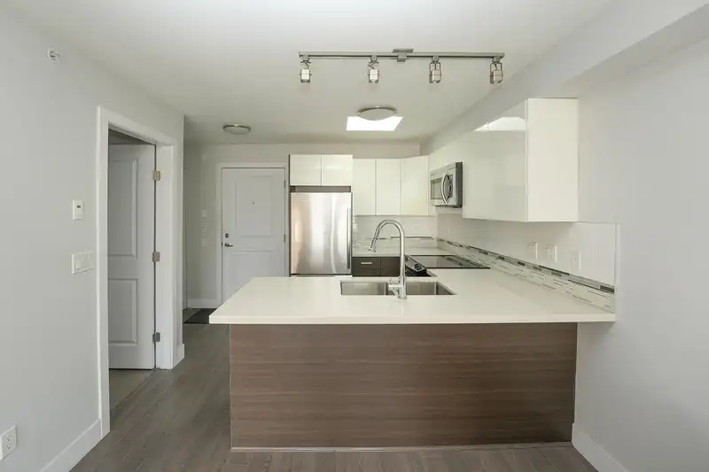 403 2408 E BROADWAY - photo 4 of 16