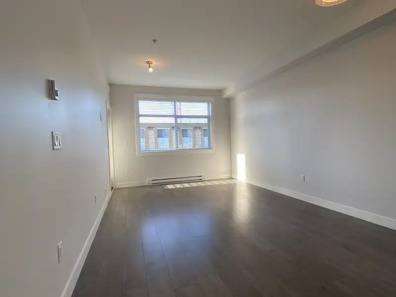 212 20686 EASTLEIGH CRESCENT - photo 2 of 23