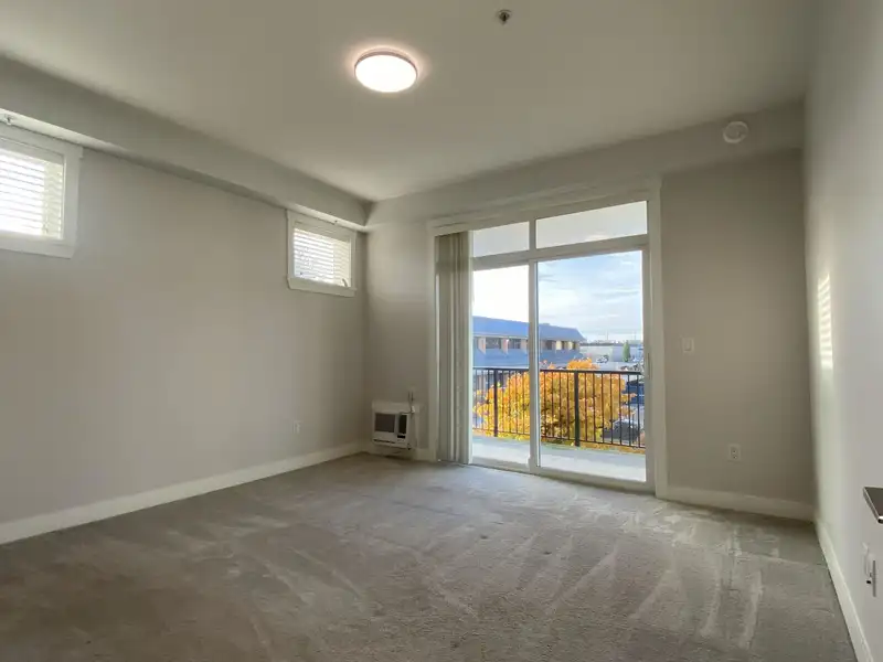 212 20686 EASTLEIGH CRESCENT - photo 4 of 23