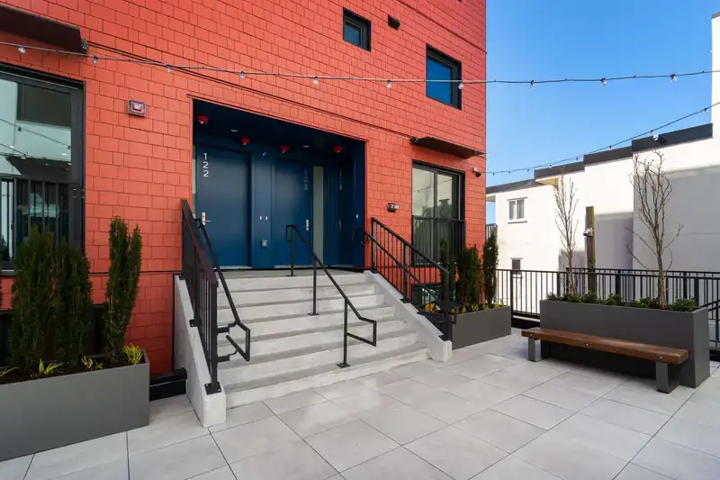 121 1552 E 3RD AVENUE - photo 2 of 34