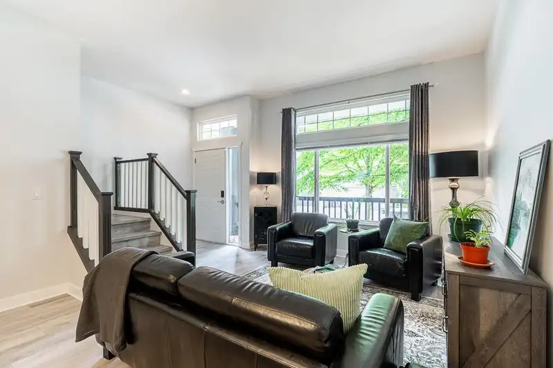 6125 150A STREET - photo 3 of 33