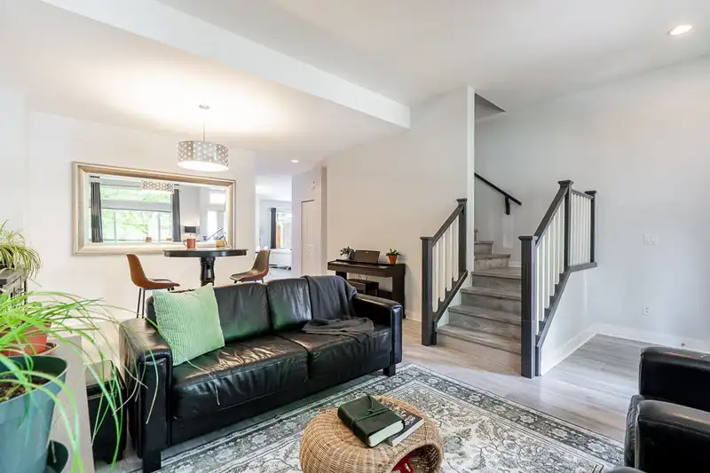 6125 150A STREET - photo 4 of 33
