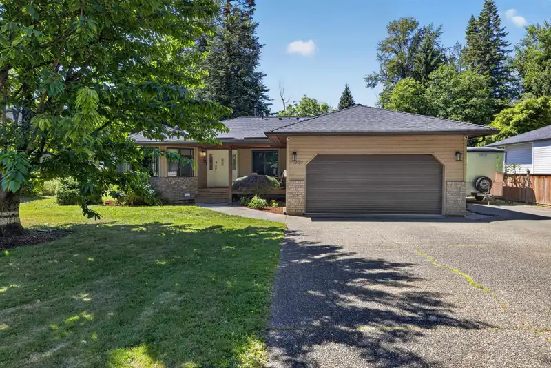 21050 YEOMANS CRESCENT - photo 4 of 40