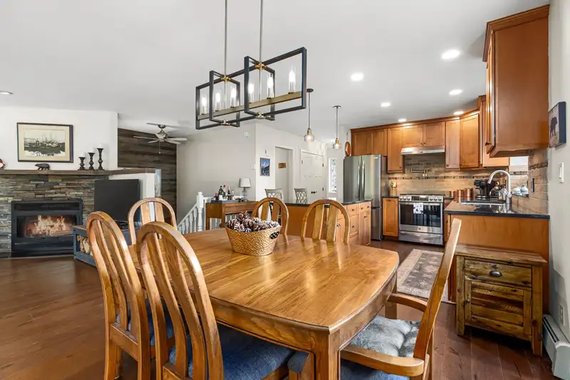 6266 EAGLE DRIVE - photo 4 of 40