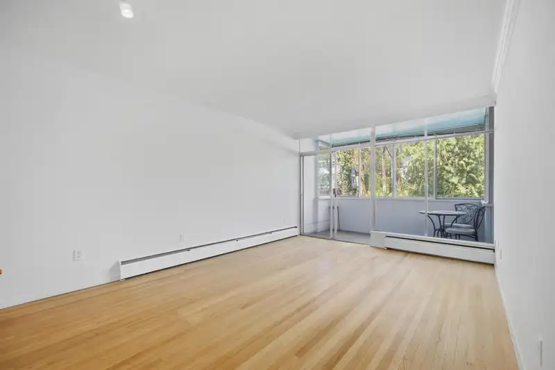 106 1425 ESQUIMALT AVENUE - photo 4 of 29
