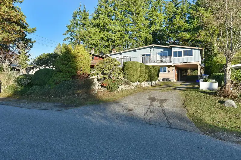 4726 LAUREL AVENUE - photo 2 of 35