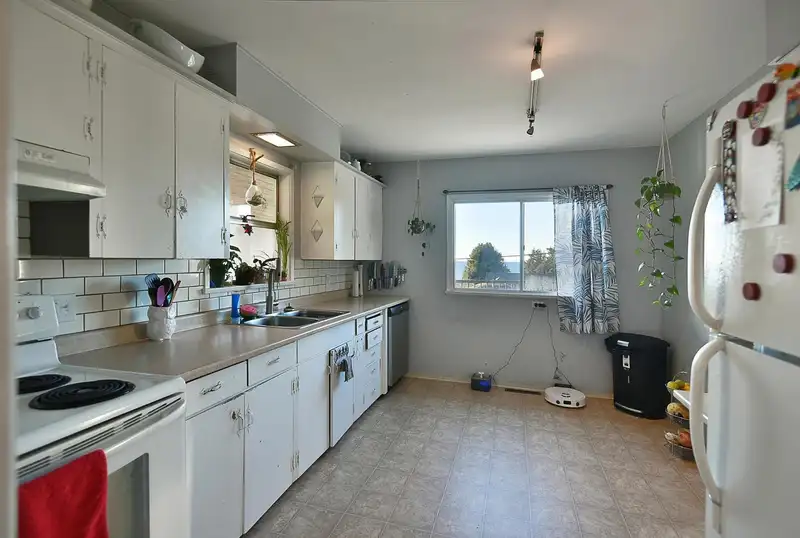4726 LAUREL AVENUE - photo 3 of 35