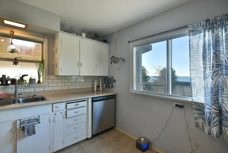 4726 LAUREL AVENUE - photo 4 of 35