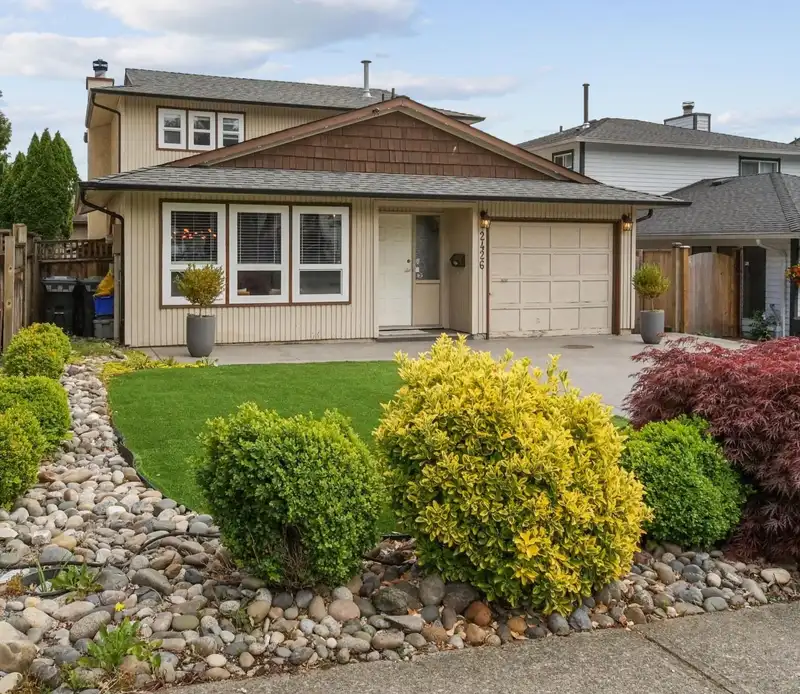 2426 WAYBURNE CRESCENT - photo 1 of 26