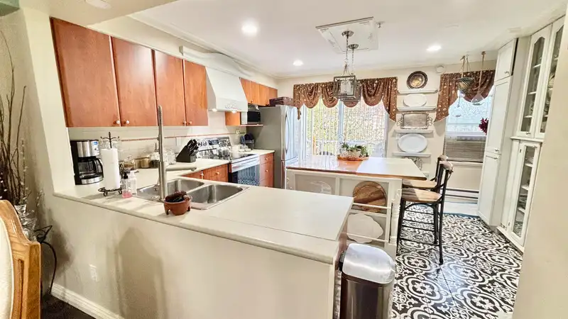 17 6415 197 STREET - photo 2 of 21