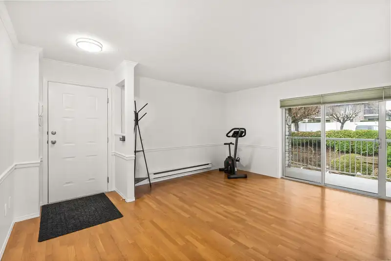 36 2938 TRAFALGAR STREET - photo 4 of 40