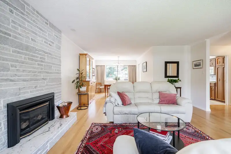14586 18 AVENUE - photo 3 of 26
