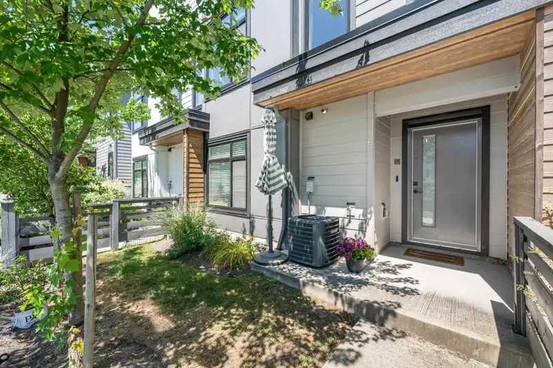 6 7127 193A STREET - photo 3 of 36