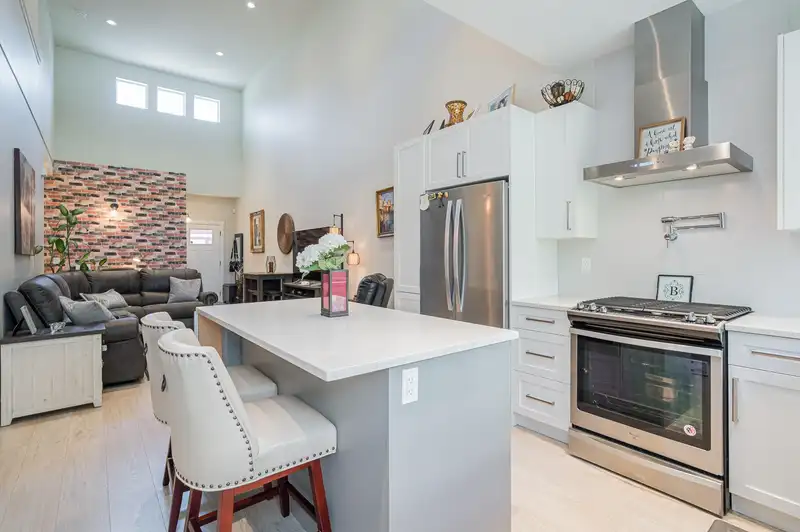 #19 20498 82 AVENUE - photo 1 of 27