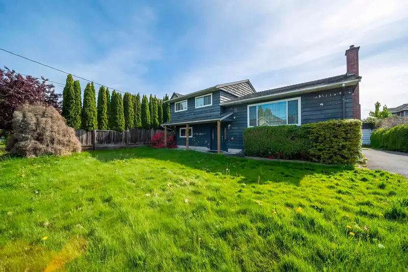 9891 PINEWELL CRESCENT - photo 3 of 13