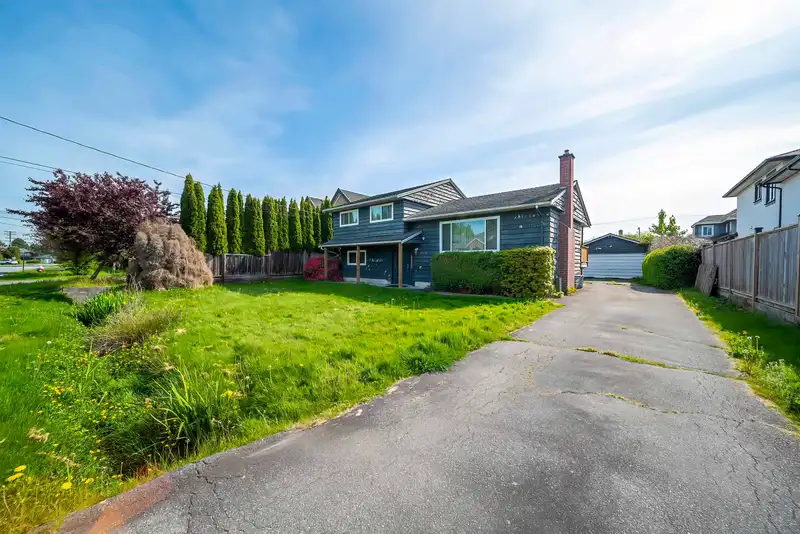 9891 PINEWELL CRESCENT - photo 4 of 13