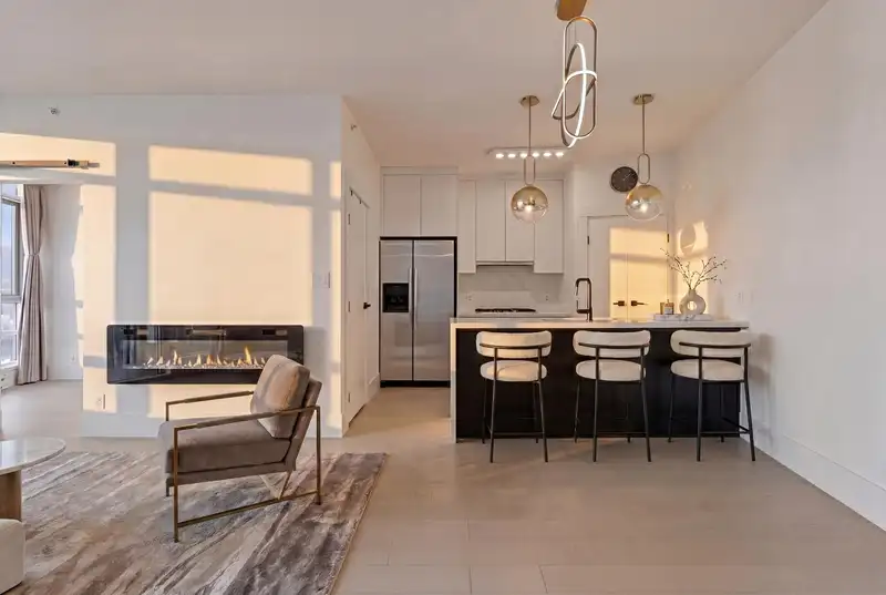 3007 1189 MELVILLE STREET - photo 2 of 19