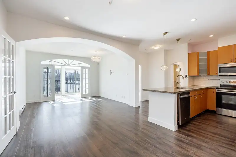 211 33485 SOUTH FRASER WAY - photo 1 of 29