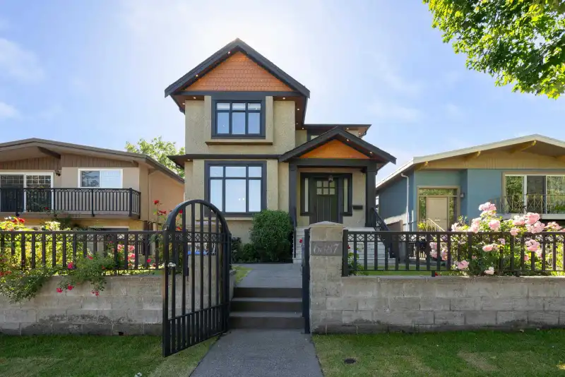 6387 PRINCE ALBERT STREET - photo 1 of 25