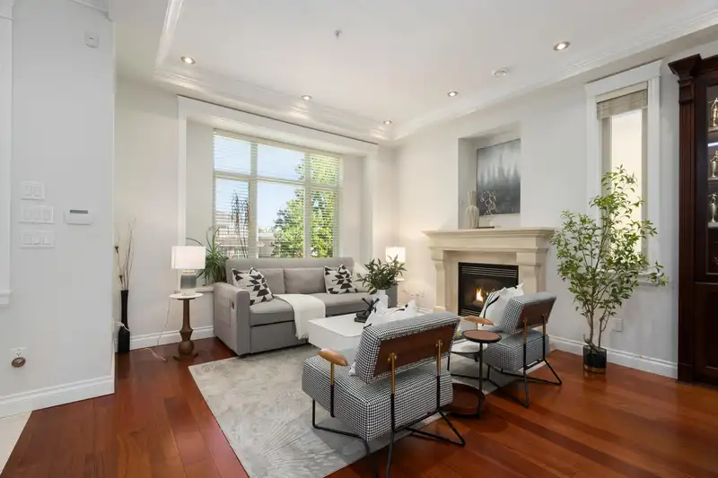 6387 PRINCE ALBERT STREET - photo 2 of 25