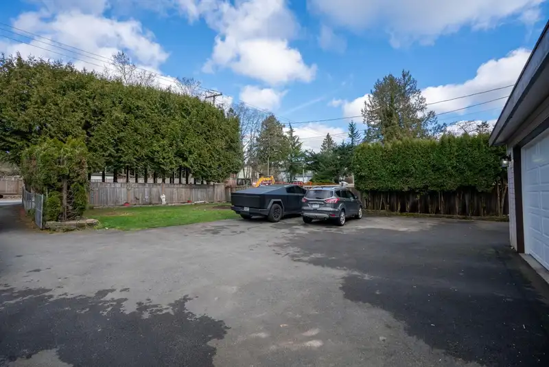 18018 60 AVENUE - photo 3 of 25