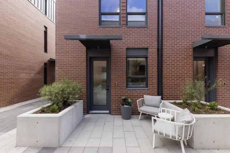 810 W 37TH AVENUE - photo 4 of 21