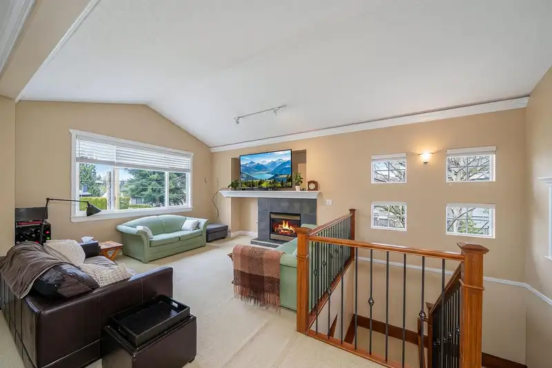 735 SCHOOLHOUSE STREET - photo 4 of 37