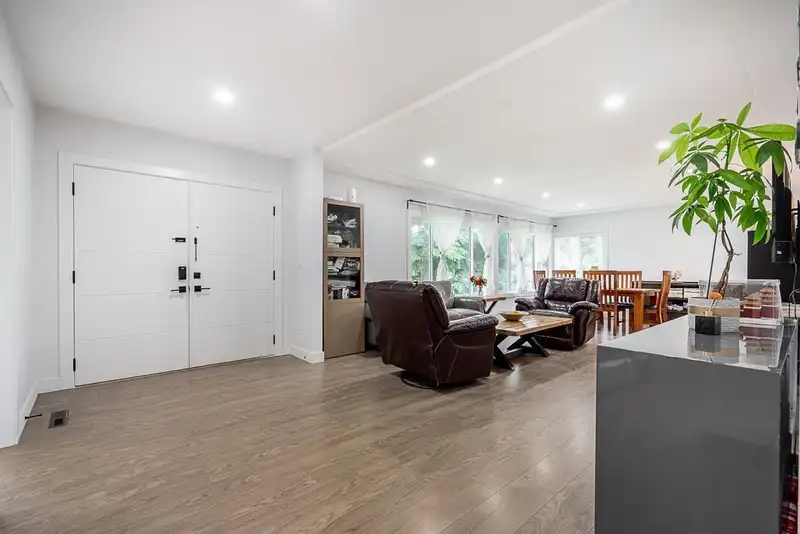 10875 143 STREET - photo 2 of 34