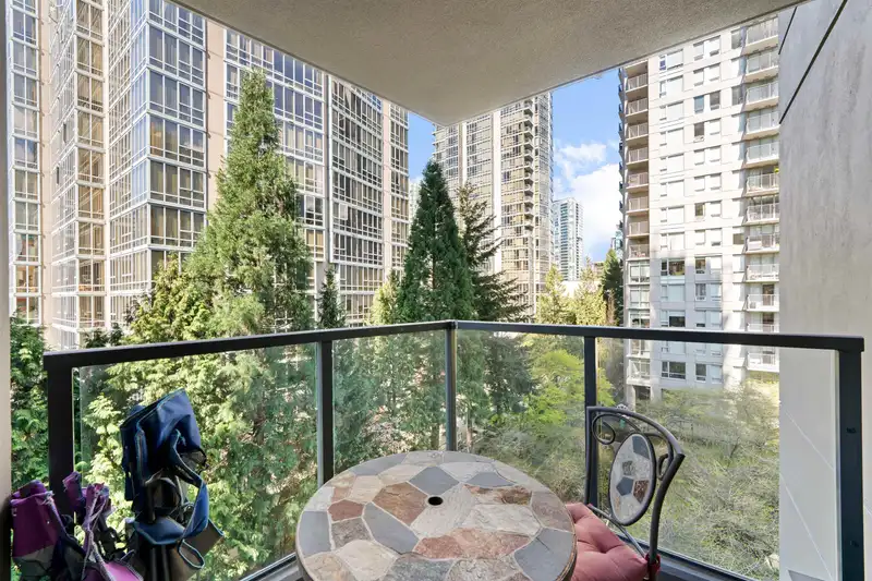 601 989 BEATTY STREET - photo 1 of 24
