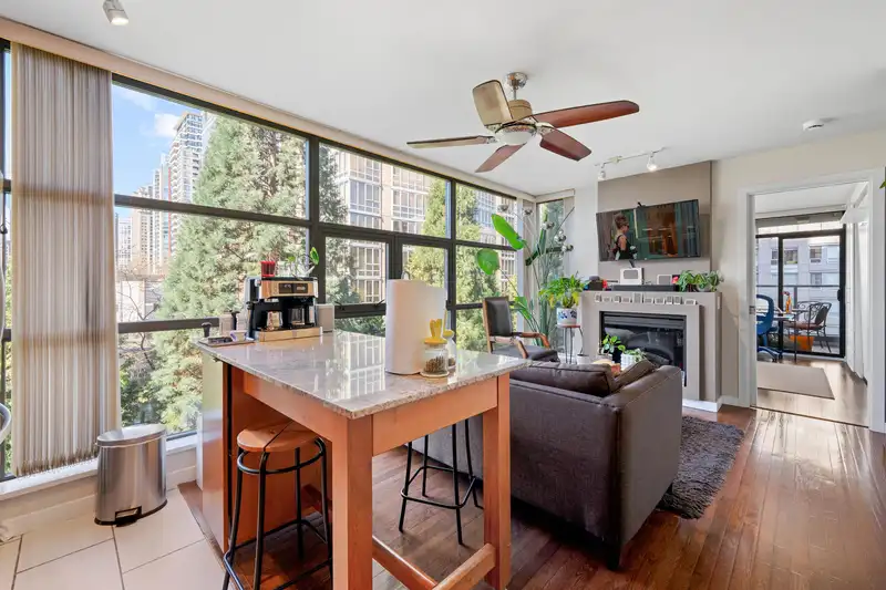 601 989 BEATTY STREET - photo 3 of 24