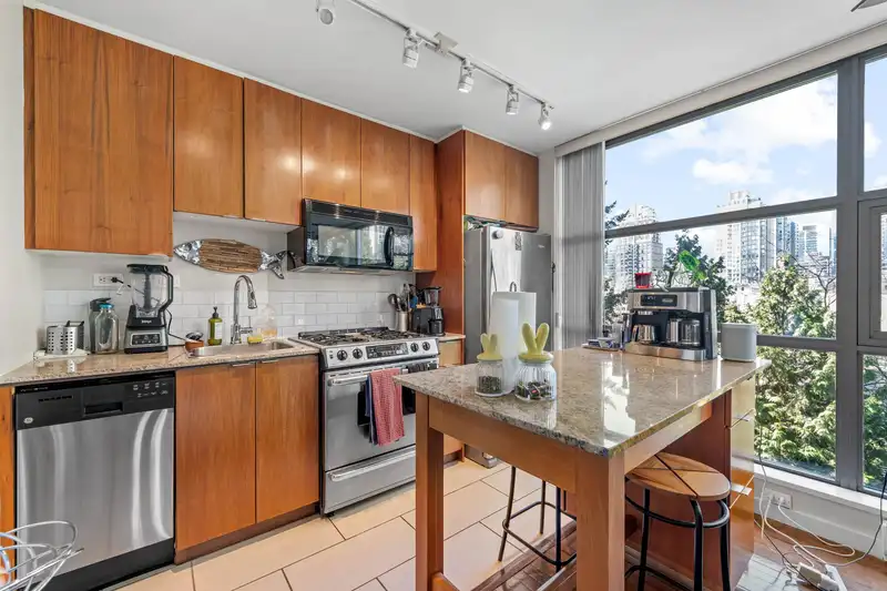 601 989 BEATTY STREET - photo 4 of 24