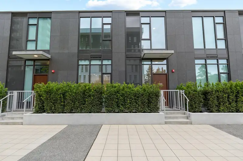 103 318 ALDERSON AVENUE - photo 1 of 31