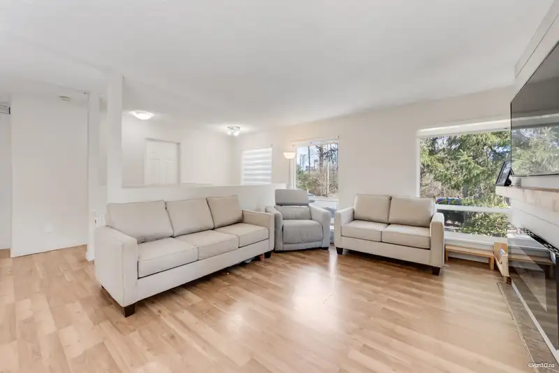 2978 FLEMING AVENUE - photo 3 of 21
