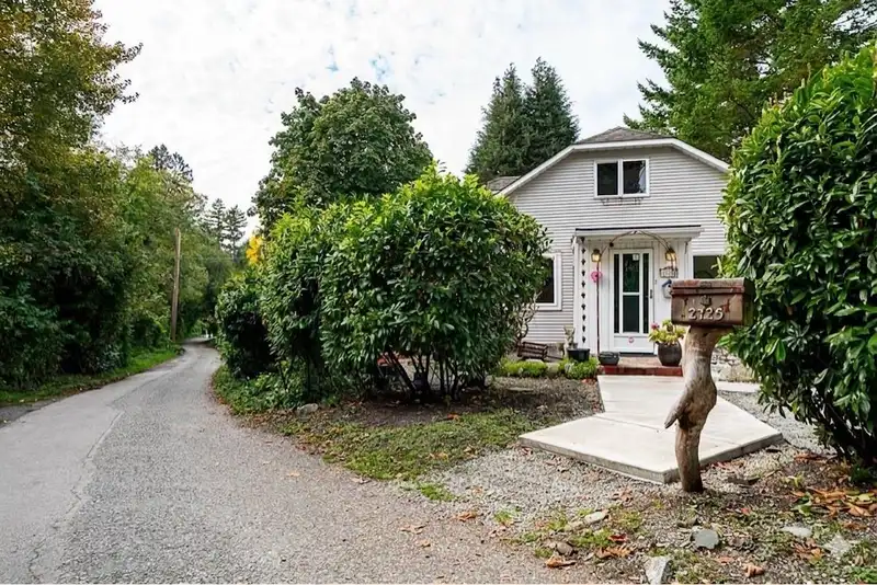 2725 GORDON AVENUE - photo 1 of 40