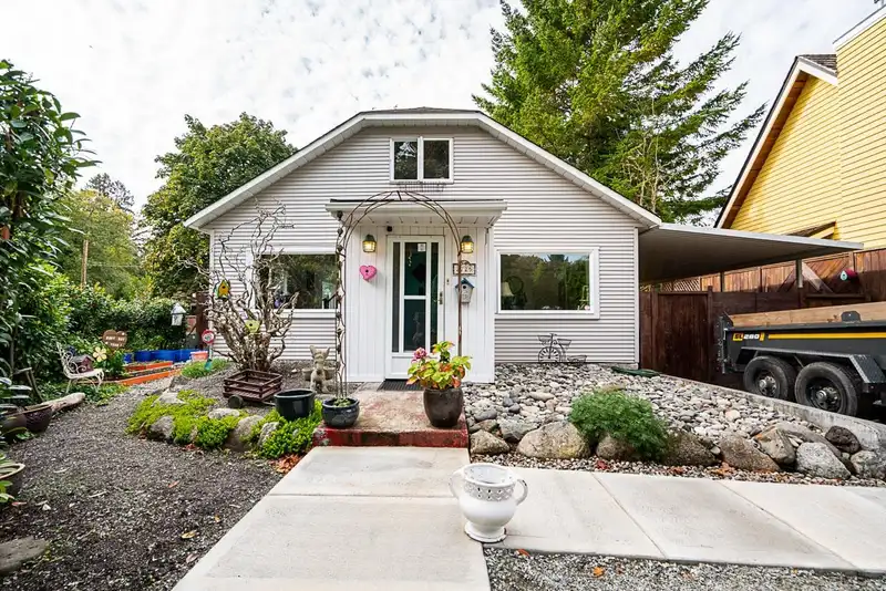 2725 GORDON AVENUE - photo 2 of 40