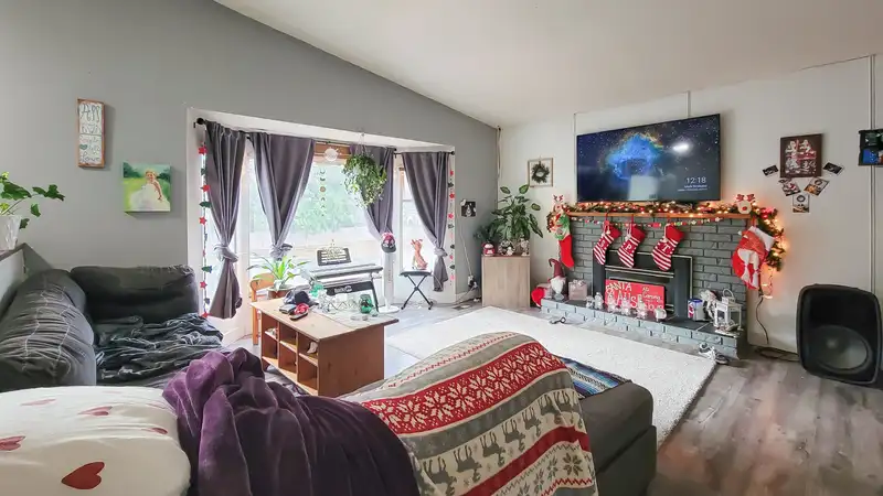 20567 42 AVENUE - photo 4 of 11