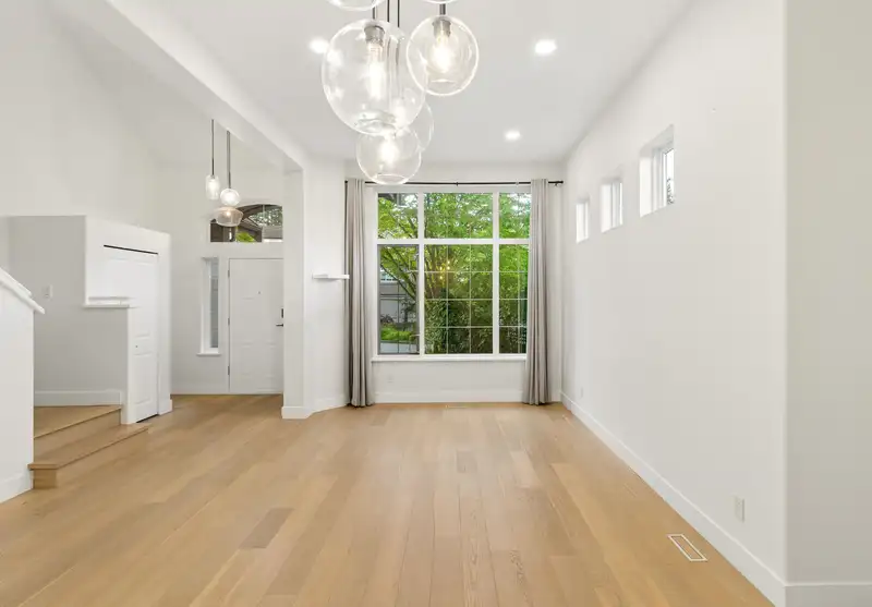 122 CHESTNUT COURT - photo 2 of 35
