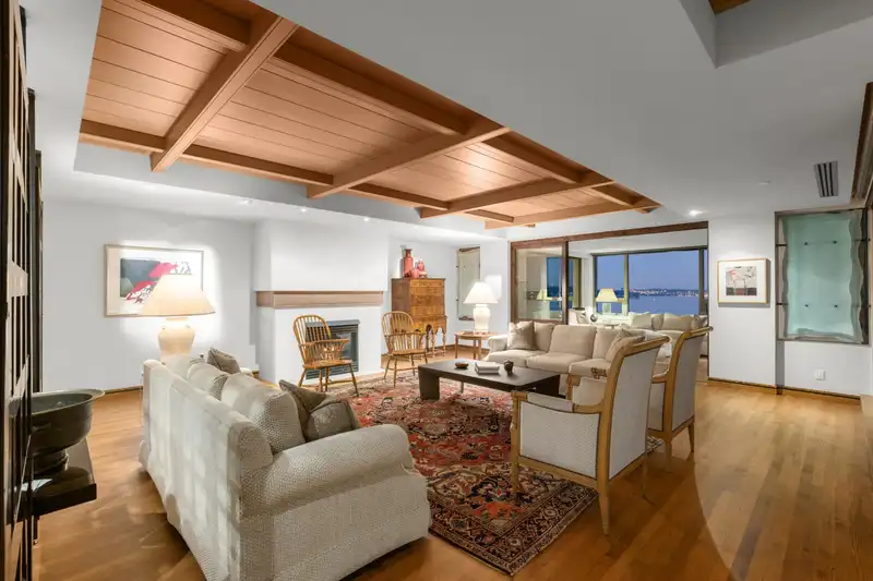 10 2250 BELLEVUE AVENUE - photo 3 of 23