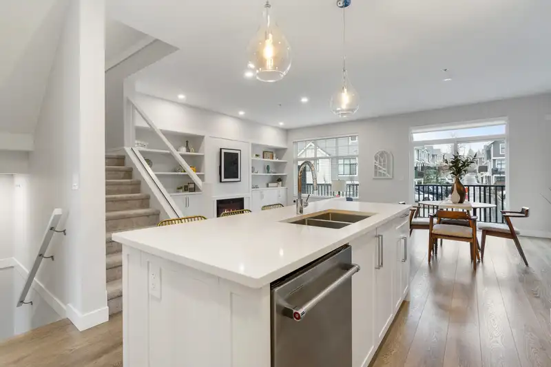 12 20261 72B AVENUE - photo 4 of 27