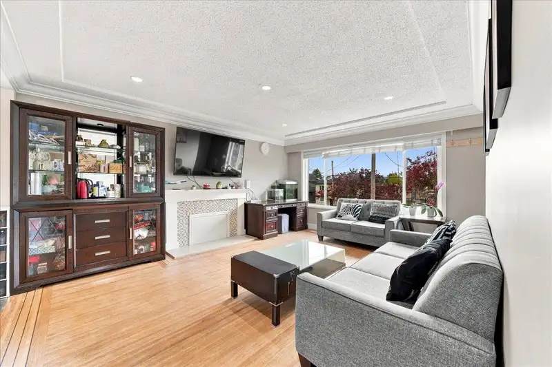 4820 MOSS STREET - photo 4 of 32