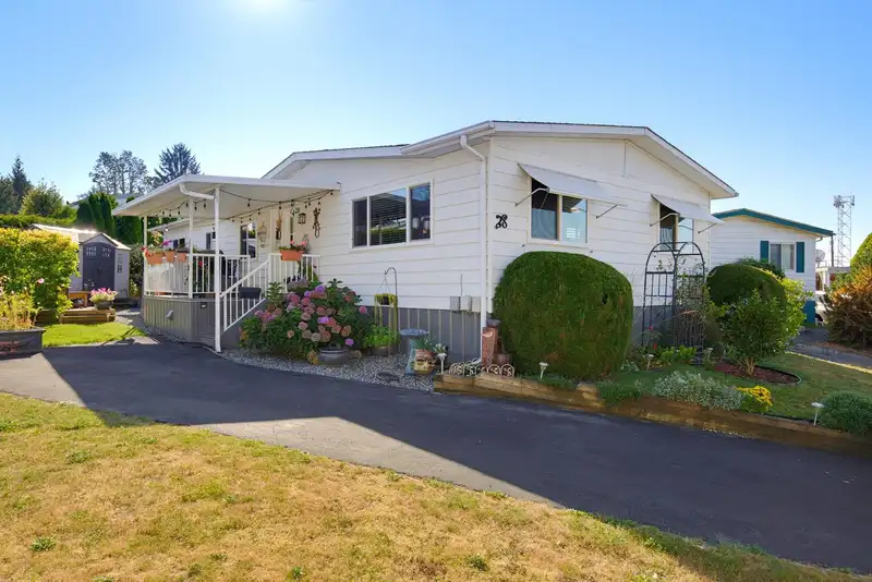 28 2035 MARTENS STREET - photo 3 of 40